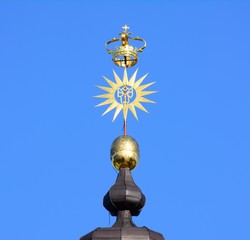 golden crown on the dome