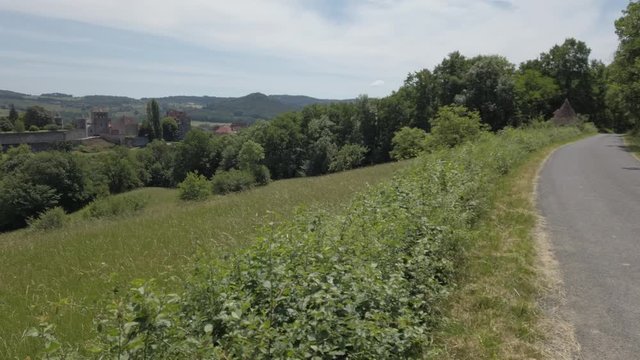 Curemonte (Corr&egrave;ze, France) - Vue panoramique du village m&eacute;di&eacute;val sur son &eacute;peron rocheux