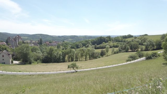 Curemonte (Corr&egrave;ze, France) - Vue panoramique du village m&eacute;di&eacute;val sur son &eacute;peron rocheux