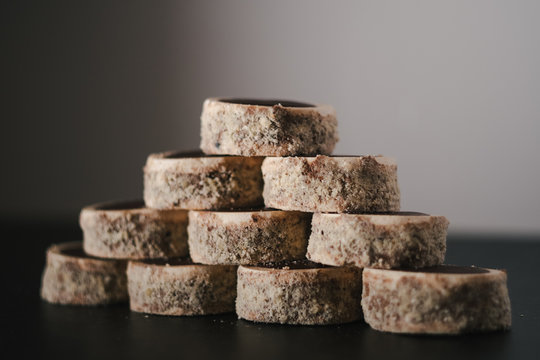 postres en forma circular t&iacute;picos de Rumania apilados en forma de piramide