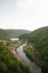 Fototapeta na wymiar vista desde puente de rio rural en la naturaleza
