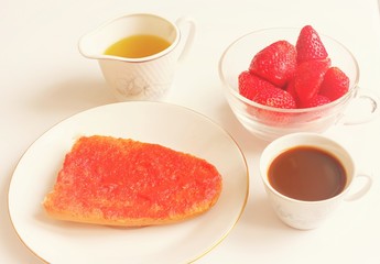 desayuno con café, taza con fresas, aceite de oliva y pan con tomate, sano, fruta, sabroso