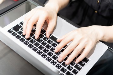 Fototapeta na wymiar パソコンを使う女性の手元