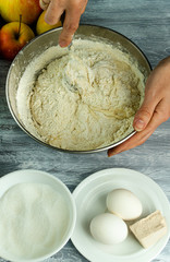 Knead the yeast dough.