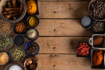 Obraz na płótnie Canvas Bowls of spices across to each other