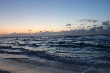 Fototapeta na wymiar Amanecer en el Caribe. Playa Marlin en Cancún.