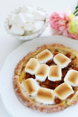 Obraz na płótnie Canvas Marshmallow and sugar pizza on dish for sweet food