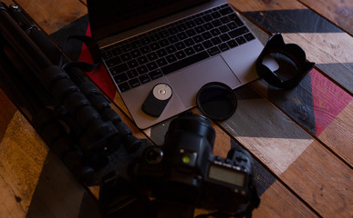 Equipamiento de fotograf&iacute;a sobre una mesa