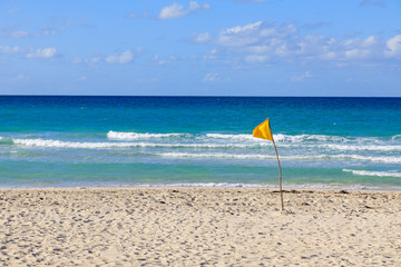 mar y bandera