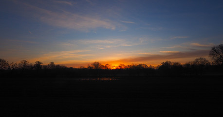 Obraz premium Sonnenaufgang über den Huntewiesen