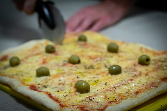 cutting muzzarella pizza