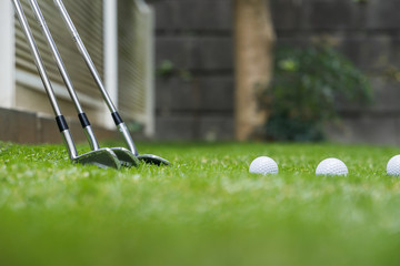 自宅の庭とゴルフ道具.ステイホームイメージ