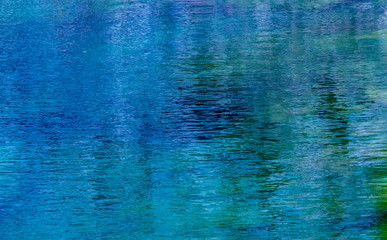 Agua con diferentes tonalidades de azul y verde. Ideal para usar como imagen de fondo