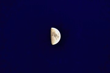ちょうど半分の月の情景
