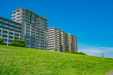 東京 荒川河川敷 堤防沿いのマンション