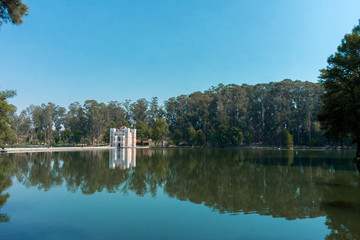 Castillo en un lago.