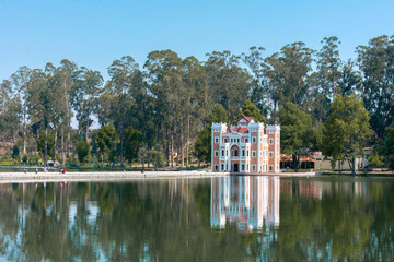 Fototapeta na wymiar Castillo en un lago.