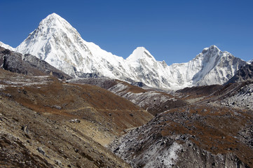 Obraz premium Trekking path way on the rock hill