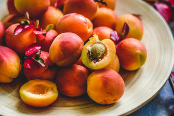 Fototapeta na wymiar fresh apricots on a plate