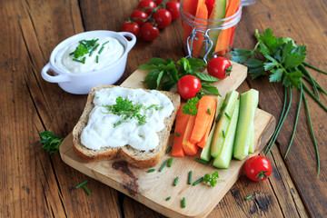 Toastbrot mit Kräuterquark und Gemüsesticks 