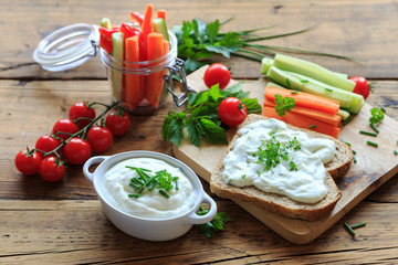 Toastbrot mit Kräuterquark und Gemüsesticks 