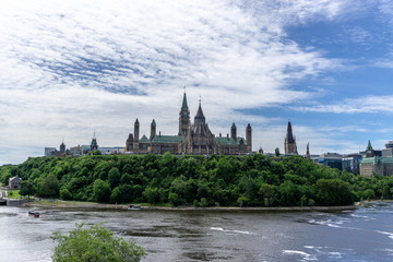 Obraz premium Scenery around the Ottawa River with beautiful castles and bridges