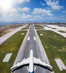 Luftaufnahme eines Flugzeugs fertig zum Start auf einer Startbahn auf dem Flugplatz