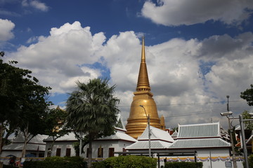 Fototapeta premium Golden Stupa in Bangkok, Thailand 