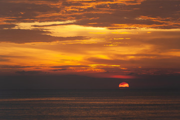 Fototapeta premium Stunning dramatic sunset over the ocean.