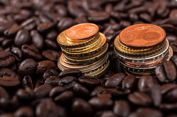 ganze Kaffeebohnen und Euromünzen 