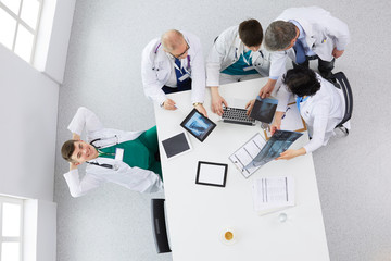 Obraz premium Medical team sitting and discussing at table, top view