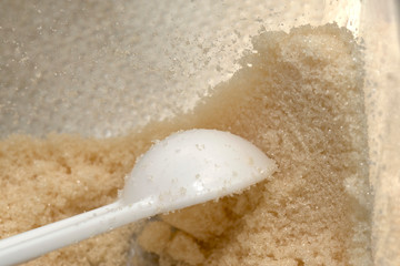 砂糖と白い小さじスプーン