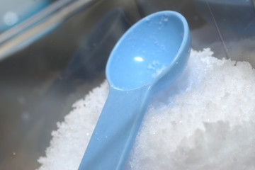 塩と青色の小さじスプーン