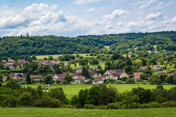 Fototapeta na wymiar Village dans la campagne de France