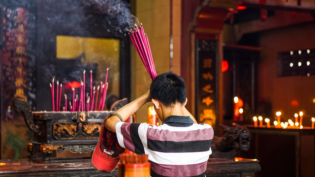 praying in vihara