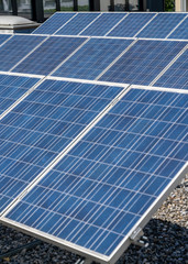 Obraz premium close up view of a row of modern solar panels on a flat rooftop