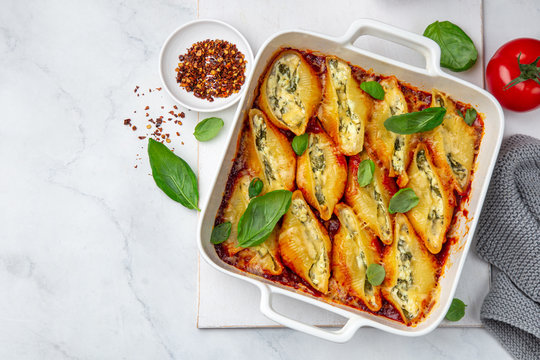 Ricotta and spinach stuffed shell  pasta with tomato sauce