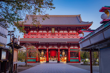 Obraz premium Tokio. Japonia. Świątynia Asakusa wieczorem. Architektura japońska. Brama HOJO-mon. Spaceruj po obszarze Asakusa. Ulice Tokio. Świątynie buddyjskie w Japonii. Sensoji. Turystyka w Azji Wschodniej