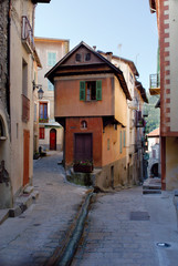 Fototapeta na wymiar rue Cagnoli dans le village de Saint Martin Vésubie dans le haut pays niçois dans les Alpes Maritimes en France