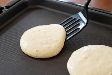 自宅でお菓子作り　ホットプレートでパンケーキを焼く