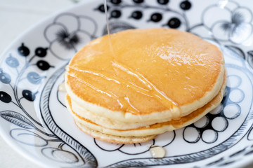 おうちでお菓子作り　パンケーキにシロップをかけるシーン