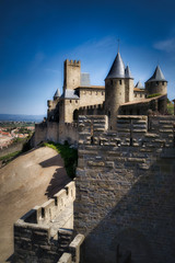 Obraz premium Murallas de la ciudad medieval de Carcassonne en Francia. Vista lateral del castillo antiguo.