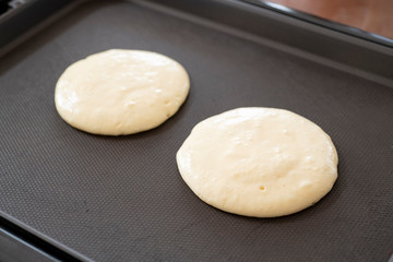自宅でお菓子作り　ホットプレートでパンケーキを焼く