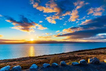 Obraz na płótnie Canvas Day Breaks Over Lake Pukaki