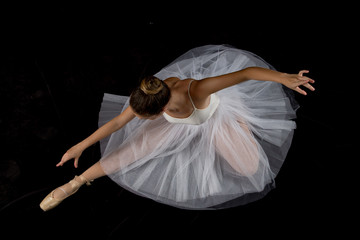 Naklejka premium Vista aerea Ballet sobre fondo negro