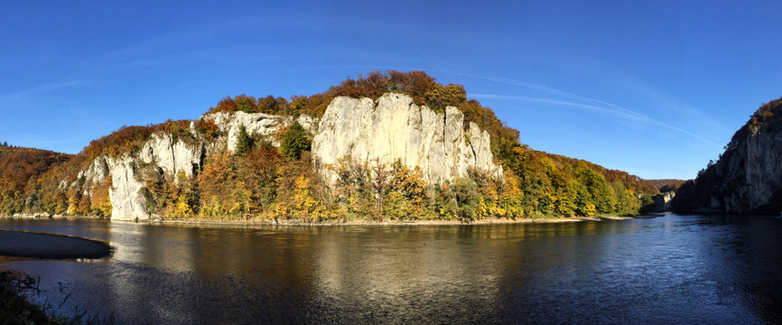 Panoramaaufnahme der zentralen H&ouml;he des Donaudurchbruchs bei Kloster Weltenburg in Niederbayern