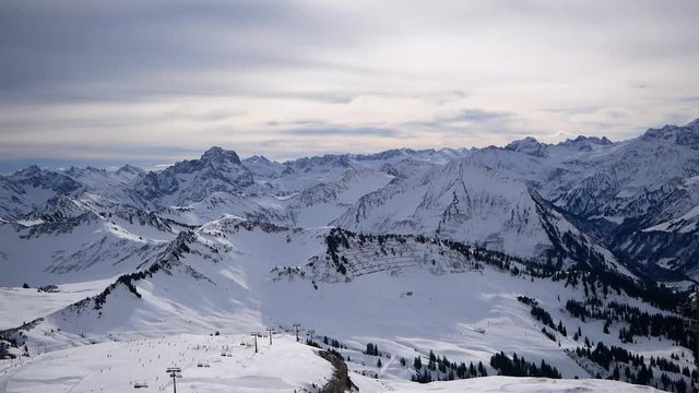 Montagnes enneig&eacute;es 