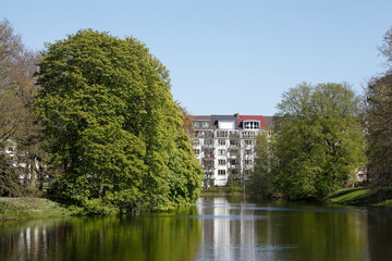 Fototapeta na wymiar Wohnhäuser, Mehrfamilienhäuser im Frühling, Bremen