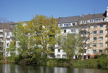 Fototapeta na wymiar Wohnhäuser, Mehrfamilienhäuser im Frühling, Bremen