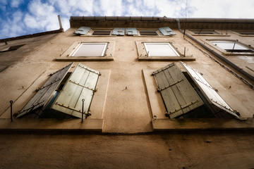 Fachada y ventanas de madera tipica francesa. Narbonne , France.